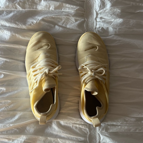 Butter Yellow Nike Prestos - Picture 1 of 5